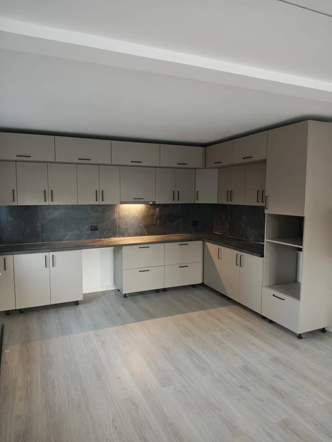 Bucătărie la comandă deschisă la culoare cu corpuri pe două laturi