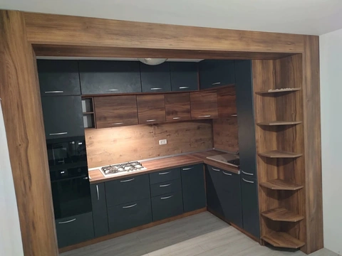 Mobilier de bucătărie cu fronturi negre și decor lemn