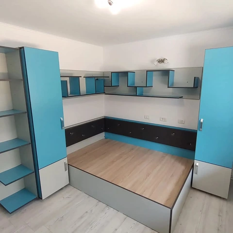 Mobilier de dormitor la comandă în alb și turcoaz