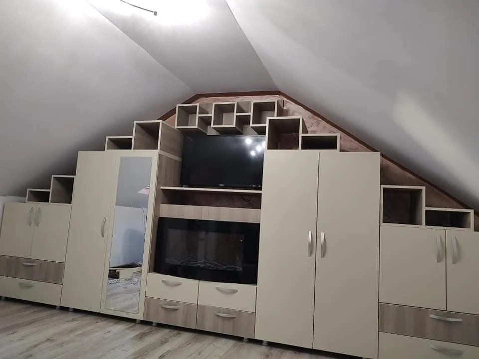 Mobilier de living pentru mansardă și tavan înclinat