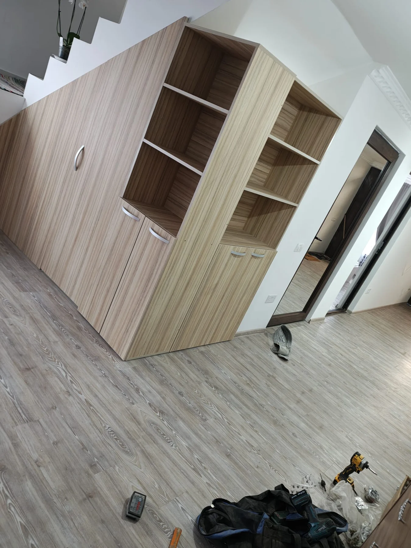 Mobilier de depozitare construit sub o scară